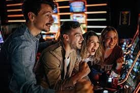 Pengguna mobile membaca ketentuan hadiah